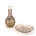 Vase mit Untersetzer, Böhmen, um 1900

Klarglas mattiert mit farbigen Aufschmelzungen und foralem Klarschliffdekor. Dabei Schale mit gewelltem Rand,...