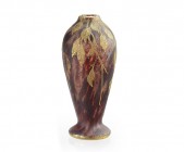 *
Vase, Daum, Nancy, um 1910

Farbloses Übefangglas mit kirschroten Pulvereinschmelzungen, matt geätzt und geschnittener Blattdekor. Die Vergoldung...