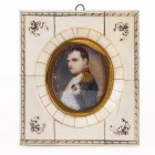 FRANZÖSISCHE SCHULE UM 1900

Napoléon Bonaparte

Gouache auf Elfenbein, oval, 5 x 3,5 cm, in Elfenbeinrahmen auf Holzkern