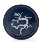 Tellerchen, China

Porzellan. Auf blauem Grund mit braunem Rand Relief-Darstellung eines Drachens in weiss. D = 15,8 cm
