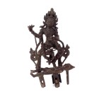 Weibliche Gottheit, Tibet, 19./20. Jh.

Bronze. Tanzende weibliche hinduistische Gottheit mit zwei Armen und Schädelkette. Sie hält in der rechten H...