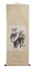 HUANG ZHOU
Chinesischer Künstler, 20. Jh.

Fünf hintereinander stehende Esel

Aufschrift und ein Siegel "Huang Zhou".
Hängerolle, Tusche auf Pap...