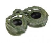 *
Gefäss zum Pinselwaschen, China, 19. Jh.

Spinatfarbener Jadeit in der Form von zwei Pfirsichen mit Bambusranken, Blättern und Fledermäusen. L = ...