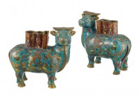 *
Paar Fabeltiere als Vasen, China, 1949-1966 (?)

Cloisonné. Die Vasen mit Marke: Qianlong Nianzhi. H = 18 cm