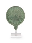 Etruskischer Griffspiegel, Ende 4. Jh. v. Chr.

Bronze. Die Innenseite des Spiegelrundes wird von Efeuzweigen umrahmt, welche im Zwickel zu einer Palm...