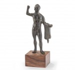 Heraklesstatuette, römisch 2. Jh. n. Chr.

Bronze (Vollguss). Der unbärtige, nackte Held ist mit einem stilisierten Löwenfell über dem linken Arm darg...