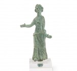 Statuette einer jungen Frau, etruskisch, 2.-1. Jh. v. Chr.

Bronze (Vollguss). Die schlanke Gestalt des Mädchens ist in einen ärmellosen, unter der Br...