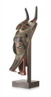*
Krokodil-Maske, Baule, Elfenbeinküste

Holz, teils farbig gefasst. Holzständer.  H = 41 cm

Provenienz:
Schweizer Privatsammlung
