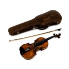 *
4/4 Violine, nach Nicolaus Amatus, um 1900

Innen Etikett "Nicolaus Amatus fecit in Cremona 1672". Einteiliger Boden, Saitenhalter mit floraler P...