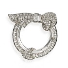 *
Elegante Diamant-Brosche 18K WG und Platin, Frankreich, 40er Jahre

Runde Brosche mit Masche. Reich besetzt mit Achtkant-Diamanten unterschiedlicher...