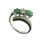 *
Smaragd-Diamant-Brillant-Ring 18K WG

Croisé-Ring, Zentrum besetzt mit 1 Brillant von ca. 0.45 ct.; flankiert von je 1 runden, opaken Smaragd (mit O...