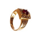 *
Rubin-Brillant-Diamant-Ring 18K GG

Ring im Zentrum besetzt mit 1 rund-ovalen Rubin von ca. 1 ct. (seitlich mit 3 Naturals). Umgeben von 12 Brillant...