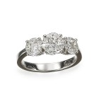 *
Eleganter Diamant-Ring 18K WG

Schauseite besetzt mit 3 Diamanten im Princess-Cut sowie total 12 Diamant-Navetten blumenförmig angelegt von zus. ca....