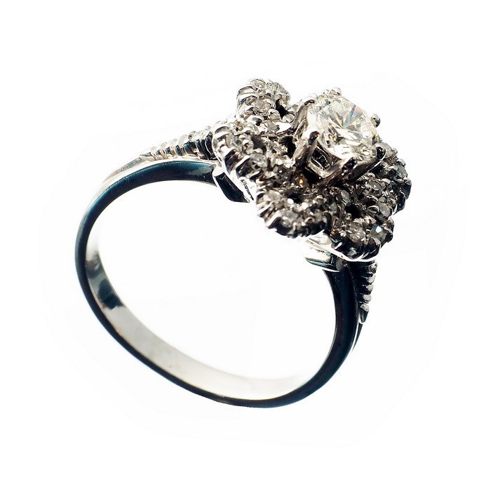 *
Brillant-Diamant-Ring 18K WG

Ring in Form einer Blume. Zentrum besetzt mit 1 ...