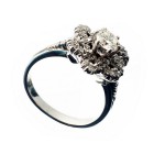 *
Brillant-Diamant-Ring 18K WG

Ring in Form einer Blume. Zentrum besetzt mit 1 Brillant von ca. 0.45 ct., umgeben und verziert mit kleinen Achtkant-D...
