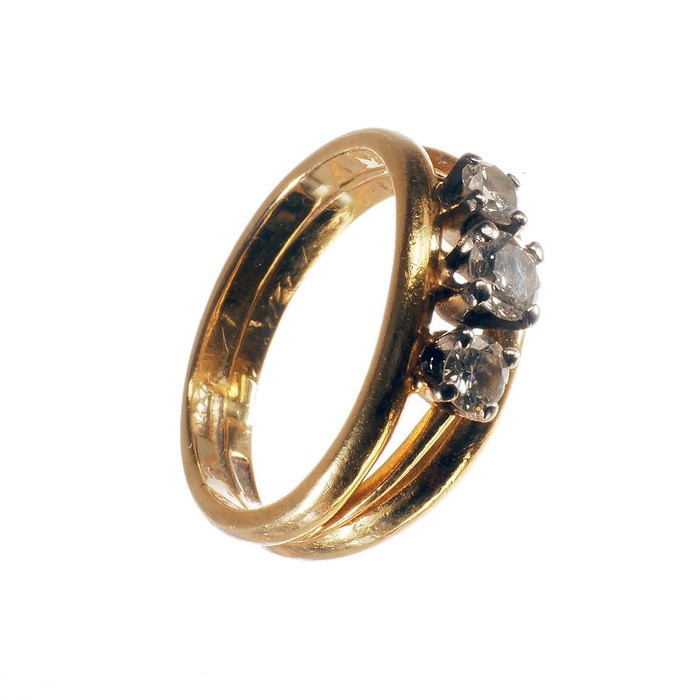 *
Brillant-Ring 18K GG/WG

Schauseite besetzt mit 3 nebeneinander gefassten Bril...