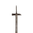 *
Fuss-Streithammer, deutsch, um 1500

Z 2
L 185,5 cm

Eisen dreiteilig (L 20,5 cm). Kurze Vierkantspitze (L 16,5 cm). Hammerteil mit vier Vierkantspi...