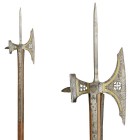 Fussstreitaxt, burgundisch, um 1480

Z 1-2
L 170 cm

Eisen zweiteilig (L 31,5 cm), kurze Vierkantspitze (L 23,5 cm) mit Zwinge verschweisst. Axt und H...