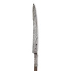 Kriegssense, schweizerisch, 17. Jh., Zürich

Z 2
L 252 cm

Eisen, etwas korr. (L 61 cm), leicht gebogenes Sensenblatt, Marke: Hammer, links davon klei...