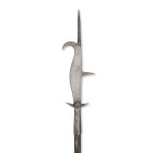 Roncone/Rossschinder, italienisch, 1. Hälfte 16. Jh.

Z 2
L 241 cm

Eisen (L 76 cm) mit 21 cm langer Vierkantspitze, 15,5 cm lange Tülle, 9,2 cm lange...