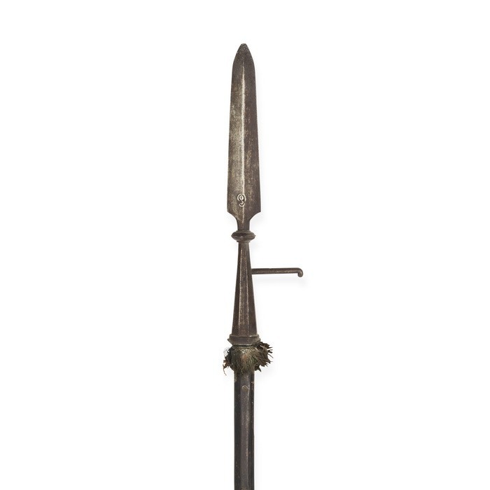 Sponton, mitteleuropäisch, um 1750

Z 2
L 203 cm

Eisen (L 37 cm). Blattspitze m...