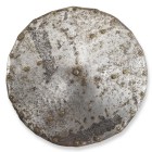 *
Rundschild, deutsch, um 1600.

Z 2

Eisen, partiell korr., gewölbte Rundform, in der Mitte kurze Achtkantspitze. Auf der Oberfläche regelmässig vert...