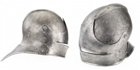 *
Schaller, italienisch, um 1480

Z 2
L 37 cm, B 22 cm, H 24 cm, G 2100 g

Gewicht:         2,1 kg

Eisen korr., Innenraumerhaltung, elektrolytisch ge...