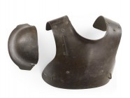 Stirnschild und Brustpanzer für Sappeur, deutsch, um 1917

Z 2
H 35 cm

Stirnschild für Stahlhelm M1916, H 19 cm, B 25 cm, G 2444 g. Schwere Stahl-Bru...