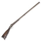Perkussions-Doppelflinte, französisch, um 1850

Z 2
L 135 cm

Gewickelte Damast-Rundläufe (L 95 cm), Kal. 16, Laufschiene aus zwei gegenläufig gewende...
