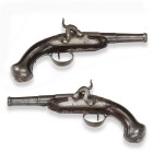 Perkussions-Pistolenpaar, französisch, um 1800/40

Z 2-3
L 26,3 cm

Rundläufe (L 13,5 cm), Kal. 12 mm, Kammerdrittel oktogonal. Steinschlösser transfo...