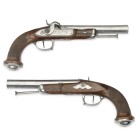 Perkussions-Pistolenpaar, französisch, um 1840

Z 1-2
L 34 cm

Oktogonalläufe (L 19,5 cm), Kal. 15,8 mm, Visier und Korn. Schlossplatten und Hähne fla...