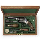 Perkussions-Revolver, englisch, ähnl. Tranter's Pat. um 1860

Z 2
L 24,5 cm

Oktogonallauf, brüniert (L 10,9 cm), Kal. .36, ohne Waffennr. Rahmen brün...