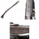 Perkussions-Tromblon, spanisch, um 1760/1840

Z 2
L 107 cm

Rundlauf (L 72 cm), Kammerhälfte oktogonal mit in Messing eingelegten, sauber geschlagenen...