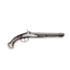 Perkussionspistole, 1800/40

Z 2
L 47 cm

Rundlauf (L 28,2 cm), Kal. 16 mm, Kammerdrittel oktogonal, erhabene Laufschiene, Visier, Silberkorn. Laufang...