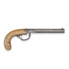 Perkussionspistole, um 1860

Z 2
L 32,5 cm

Oktogonallauf (L 20,3 cm), Kal. 8 mm, Visier und geschobenes Korn, Rankengravur und Marke "Rose, Brücke, A...