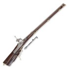 Radschlosskarabiner, deutsch, 2. Hälfte 17. Jh.

Z 2
L 113,5 cm

Oktogonallauf (L 81 cm), Kal. 14 mm, gezogen, geschobenes Visier und Korn. Korr. und ...