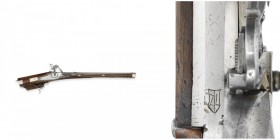 Radschlosskarabiner, deutsch, dat. 1671

Z 2
L 99,5 cm

Oktogonallauf (L 70,2 cm), Kal. 17,5 mm, gezogen. Geschobenes Visier und Messingkorn auf Eisen...