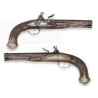Steinschloss-Pistolenpaar, deutsch, um 1770, Kuchenreuter

Z 2
L 36 cm

Nummerierte brünierte Rundläufe (L 21,2 cm) mit Korr., Kal. 13 mm, Kammerhälft...
