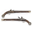 Steinschloss-Pistolenpaar, deutsch/italienisch, um 1730

Z 2
L 55 cm

Rundläufe (L 36,2 cm), Kal. 16,5 mm, Kammerbereich oktogonal floral graviert, Ob...