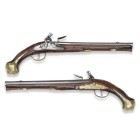 Steinschloss-Pistolenpaar, niederländisch, um 1740/50

Z 2
L  49,5 cm

Rundläufe (L 32,8 cm), Kal. 16 mm, Kammerviertel oktogonal, Visier und linsenfö...