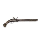 Steinschlosspistole, osmanisch, um 1800

Z 2
L 52 cm

Rundlauf (L 35,3 cm), Kal. 15,8 mm, Kammerbereich oktogonal, Oberseite floral graviert, berieben...