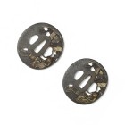 Daishô Tsuba, japanisch, 18. Jh.

Z 2
D 7,6 cm und 7,1 cm

Eisen, Gold, Silber, Messing. Mumei. Maru gata, maru-mimi mit je zwei Hitsu-ana. Sauber ges...