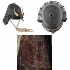 Helm/Kabuto, japanisch, um 1644-48

Z 2
L 35,5 cm, B 31 cm

H Glocke 20 cm, mit Shikoro ca. 30 cm. Eisen, Lack, Textil. Glocke aus 62 Stahllamellen (6...