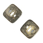 Shakudô-Tsuba, japanisch, drittes Viertel 18. Jh.

Z 1-2
Mass 7,5 x 7,2 cm

Hatou Unryû Zu Tsuba. Shakudô, Gold. Kaku-gata mit fein geschnittener Wolk...