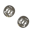 Sukashi-Tsuba, japanisch, um 1750

Z 1-2
D 7,3 cm

Eisen-Sukashi-Tsuba, Maru-gata mit zwei Hitsu-ana, Ura sig. "Terukazu". In einer Kombination aus Du...