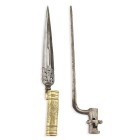 Bajonett, russisch um 1800, dazu Bajonett, eidg. um 1817

Z 2
L 33,8 cm u.  cm

Seltene Offizierswaffe. Sauber gearbeitete Sechskantklinge mit zentral...