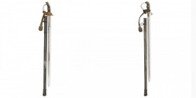 Zwei Offiziersdegen, preussisch, M 1889 und um 1900, Kuno v. Sick

Z 2
L 95,6 cm u. 86,8 cm

1. Vergoldetes, beriebenes Messinggefäss, Knaufkappe mit ...