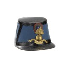 Tschako, französisch, um 1900

Z 2-3
H 14,5 cm, Gr. 58

Artillerie-Offizier. Korpus aus kartoniertem, blauem Filz, Emblem mit explodierender Granate u...