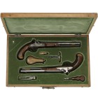 Perkussions-Pistolenpaar, schweizerisch, 1790/1840

Z 2
L 43 cm

Rundläufe (L 29,6 cm), Kal. 16 mm, Kammerhälften oktogonal, Messingkorn. Steinschloss...