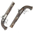 Perkussions-Pistolenpaar, schweizerisch, um 1840/50

Z 2
L 37 cm

Nummerierte Oktogonalläufe (L 22,5 cm) mit Ätzdamast, Kal. 12,3 mm, gezogen, Visiere...